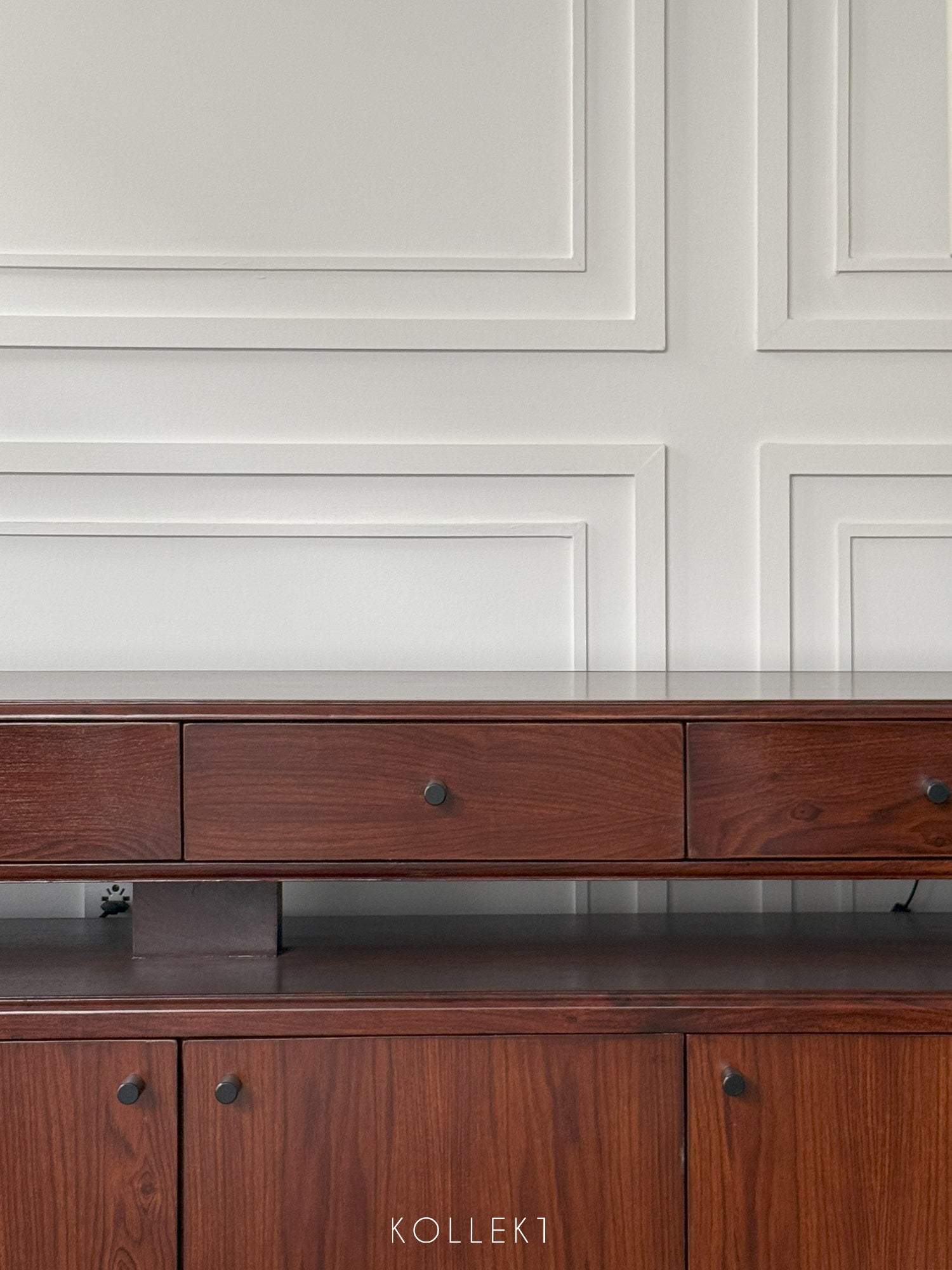 THE FLOATING DRAWER CONSOLE