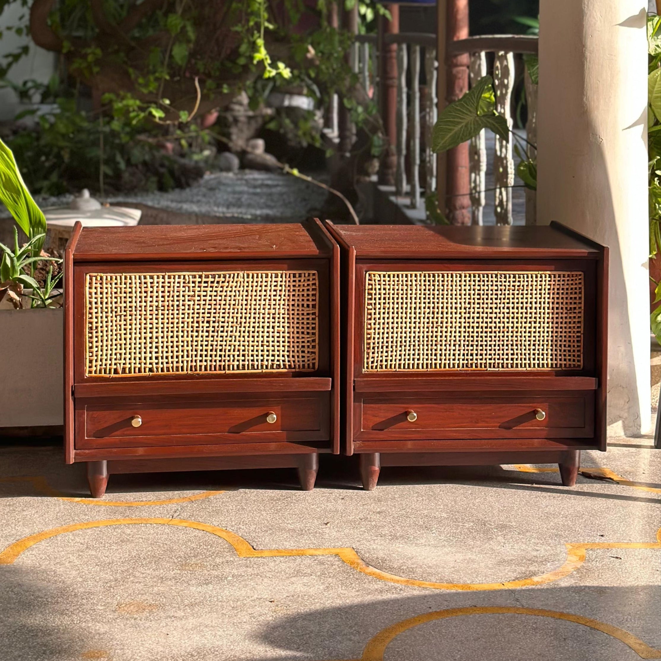 THE RETRO RADIO NIGHSTANDS